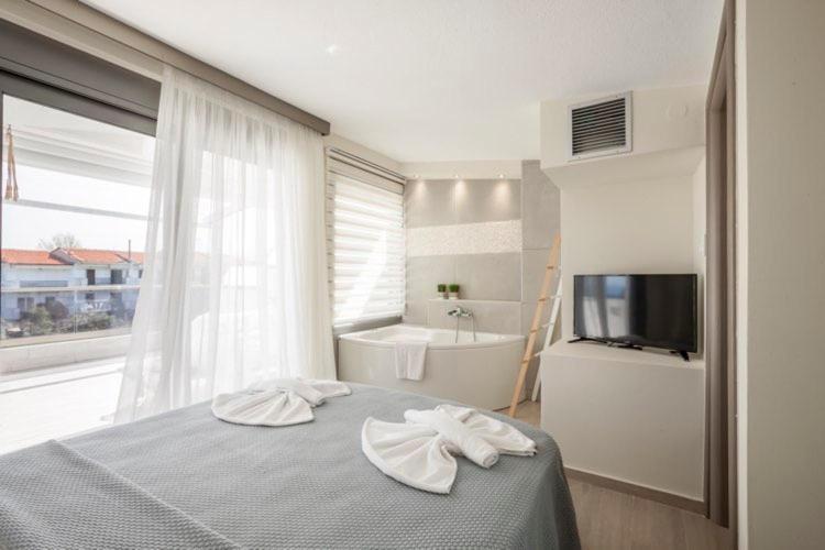 Hanioti Suite Maisonette In Front Of The Sea Ngoại thất bức ảnh